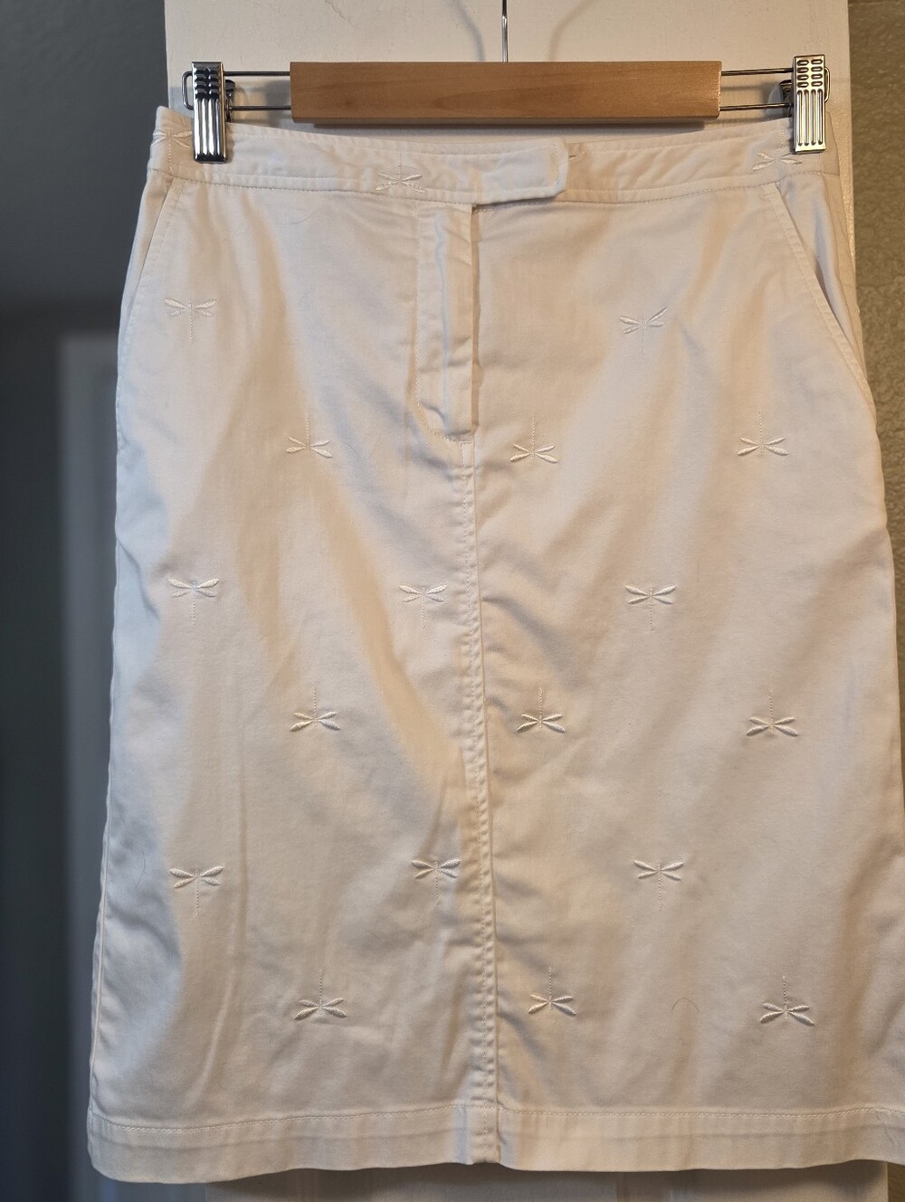 Talbots White Pencil Skirt with Subtle Embroidered Motifs Sz 4